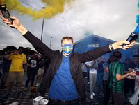 [ẢNH] CĐV ăn mừng điên cuồng, đập phá ô tô khi Leeds United lên hạng