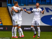 [ẢNH] CĐV ăn mừng điên cuồng, đập phá ô tô khi Leeds United lên hạng