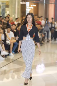 Xuất hiện gương mặt giống hệt Hoàng Thùy