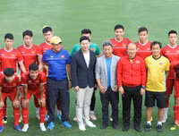 [ẢNH] Phan Văn Đức tươi rói cùng đồng đội hướng tới bán kết lượt về