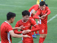 [ẢNH] Phan Văn Đức tươi rói cùng đồng đội hướng tới bán kết lượt về