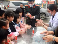 [ẢNH] Người dân Hạ Mỗ hứng khởi nhận 1.600 chai nước rửa tay khô miễn phí