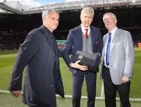 [ẢNH] Có gì bên trong hộp quà Sir Alex Ferguson tặng HLV Wenger?