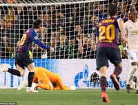 [ẢNH] Messi phá bỏ 
