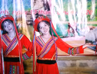 [ẢNH] Ngắm thiếu nữ Pà Thẻn duyên dáng trong điệu múa truyền thống