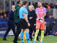 [ẢNH] Pep Guardiola buộc phải sử dụng hậu vệ làm thủ môn như thế nào?