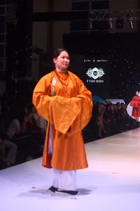 [Ảnh] NSND Thu Hà, NSƯT Chiều Xuân: Vẻ đẹp không tuổi trên sàn diễn cổ phục triều Nguyễn