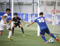 Thắng trận, cầu thủ U17 PVF cúi đầu lễ phép trước ban huấn luyện đối phương