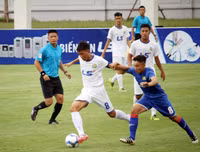 Thắng trận, cầu thủ U17 PVF cúi đầu lễ phép trước ban huấn luyện đối phương