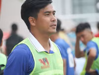 Thắng trận, cầu thủ U17 PVF cúi đầu lễ phép trước ban huấn luyện đối phương