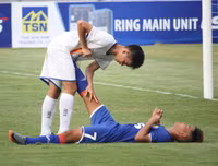 Thắng trận, cầu thủ U17 PVF cúi đầu lễ phép trước ban huấn luyện đối phương