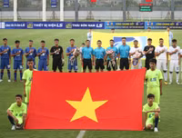 Thắng trận, cầu thủ U17 PVF cúi đầu lễ phép trước ban huấn luyện đối phương