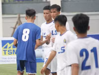 Thắng trận, cầu thủ U17 PVF cúi đầu lễ phép trước ban huấn luyện đối phương