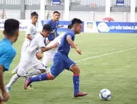 Thắng trận, cầu thủ U17 PVF cúi đầu lễ phép trước ban huấn luyện đối phương