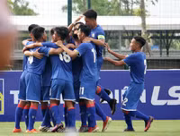 Thắng trận, cầu thủ U17 PVF cúi đầu lễ phép trước ban huấn luyện đối phương