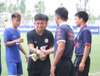 Thắng trận, cầu thủ U17 PVF cúi đầu lễ phép trước ban huấn luyện đối phương