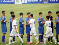 Thắng trận, cầu thủ U17 PVF cúi đầu lễ phép trước ban huấn luyện đối phương
