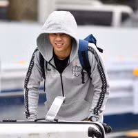 [ẢNH] Xuân Trường lặng lẽ dưới mưa ở Tokyo, chuẩn bị đá Champions League