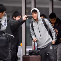 [ẢNH] Xuân Trường lặng lẽ dưới mưa ở Tokyo, chuẩn bị đá Champions League