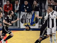 [ẢNH] Ronaldo quằn quại đau khổ khi Juve bị loại ở Champions League