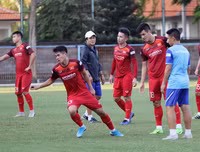 [ẢNH] Trải nghiệm tắc đường, thầy trò Park Hang-seo vẫn hứng khởi tập buổi đầu tại Indonesia