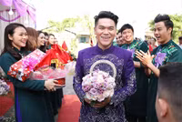 Lê Phương và chồng trẻ không ngừng thể hiện tình yêu tại lễ cưới