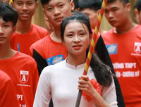 [ẢNH] Nữ sinh cầm cờ thu hút mọi ánh nhìn tại lễ xuất quân trường Ngô Sỹ Liên