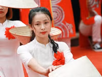 [ẢNH] Nữ sinh cầm cờ thu hút mọi ánh nhìn tại lễ xuất quân trường Ngô Sỹ Liên