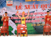 [ẢNH] Cầu thủ trường Ngô Sỹ Liên mặc váy múa 