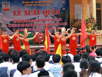 [ẢNH] Cầu thủ trường Ngô Sỹ Liên mặc váy múa 