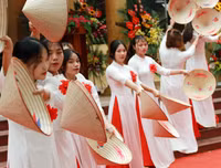 [ẢNH] Cầu thủ trường Ngô Sỹ Liên mặc váy múa 