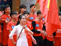 [ẢNH] Nữ sinh cầm cờ thu hút mọi ánh nhìn tại lễ xuất quân trường Ngô Sỹ Liên