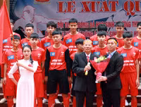 [ẢNH] Cầu thủ trường Ngô Sỹ Liên mặc váy múa 