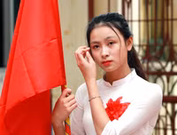 [ẢNH] Nữ sinh cầm cờ thu hút mọi ánh nhìn tại lễ xuất quân trường Ngô Sỹ Liên