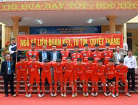 [ẢNH] Cầu thủ trường Ngô Sỹ Liên mặc váy múa 