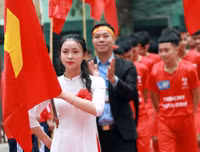 [ẢNH] Nữ sinh cầm cờ thu hút mọi ánh nhìn tại lễ xuất quân trường Ngô Sỹ Liên