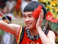 [ẢNH] Cầu thủ trường Ngô Sỹ Liên mặc váy múa 