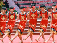 [ẢNH] Cầu thủ trường Ngô Sỹ Liên mặc váy múa 