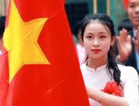 [ẢNH] Nữ sinh cầm cờ thu hút mọi ánh nhìn tại lễ xuất quân trường Ngô Sỹ Liên