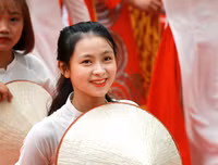 [ẢNH] Nữ sinh cầm cờ thu hút mọi ánh nhìn tại lễ xuất quân trường Ngô Sỹ Liên