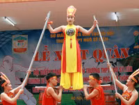 [ẢNH] Cầu thủ trường Ngô Sỹ Liên mặc váy múa 
