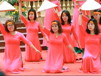 [ẢNH] Cầu thủ trường Ngô Sỹ Liên mặc váy múa 