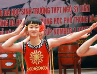 [ẢNH] Cầu thủ trường Ngô Sỹ Liên mặc váy múa 