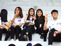 Muôn cảm xúc đáng yêu của các CĐV trên khán đài bóng đá học sinh Hà Nội
