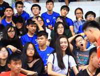 Muôn cảm xúc đáng yêu của các CĐV trên khán đài bóng đá học sinh Hà Nội