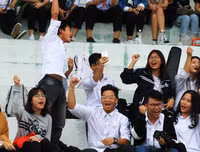 Muôn cảm xúc đáng yêu của các CĐV trên khán đài bóng đá học sinh Hà Nội