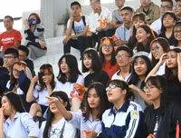 Muôn cảm xúc đáng yêu của các CĐV trên khán đài bóng đá học sinh Hà Nội