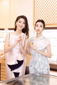 Những hình ảnh khiến hai Hoa hậu tên 