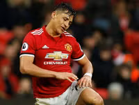 [ẢNH] Mourinho cay đắng, sao M.U thất thểu khi dâng cúp vô địch cho Man City