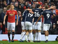 [ẢNH] Mourinho cay đắng, sao M.U thất thểu khi dâng cúp vô địch cho Man City